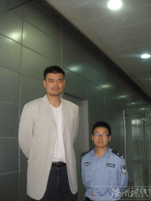 姚明與邊檢人員合影