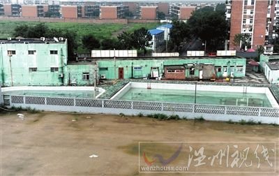 該游泳池內有兩個池子，左邊給兒童玩耍，右邊為出事游泳池。