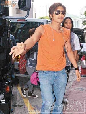 圖：謝霆鋒昨天從機場抵達銅鑼灣的公司，面帶笑容，表情輕松。