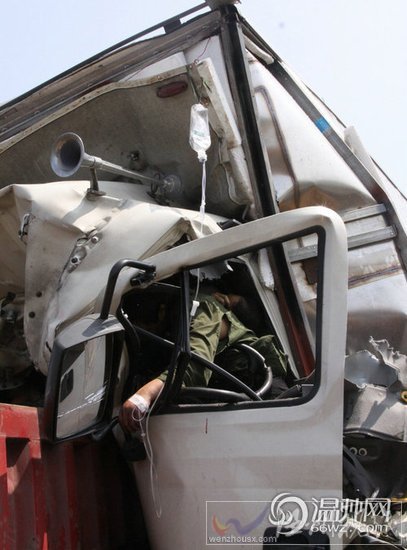 甬臺溫高速交通事故現(xiàn)場