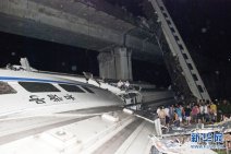 溫州動車脫軌：兩動車在溫州追尾致35死210傷 4節車廂