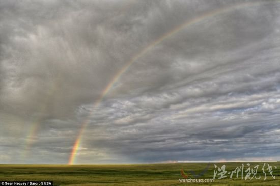 肖恩為了捕捉風暴最令人驚嘆的時刻,例如這張大草原上空的雨虹畫面,不惜驅車行駛數百英里 肖恩為了捕捉風暴最令人驚嘆的時刻,例如這張大草原上空的雨虹畫面,不惜驅車行駛數百英里