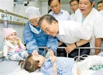 溫家寶來溫視察事故現場看望傷員慰問死者家屬