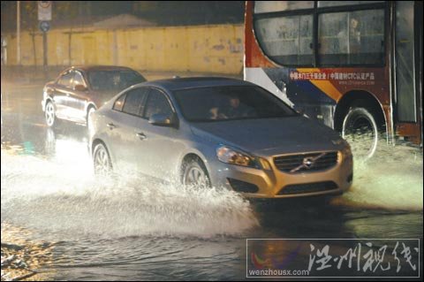 沈陽(yáng)大到暴雨 552名交警雨中值勤