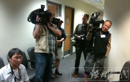 等候開庭的記者。（加拿大《環(huán)球華報(bào)》）