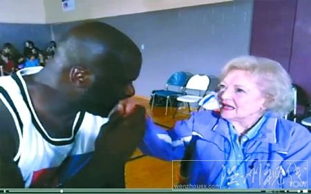 球星奧尼爾搞怪向89歲影后求婚當場遭扇耳光