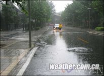 北京清晨降大雨 局地雨勢較大影響市民出行