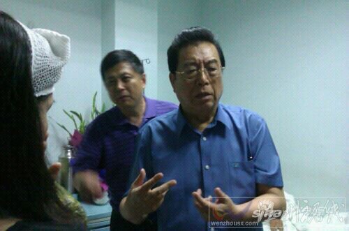 李雙江到醫院看望傷者向被打的夫婦道歉