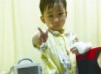 伊伊在幫助下已能站立 “奇跡女孩”項煒伊(依依)站