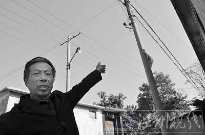 在韓孟銀看來,家門口電線桿上安裝的這個攝像頭,就是為了24小時監控他這個上訪戶。本報記者 樊江濤攝