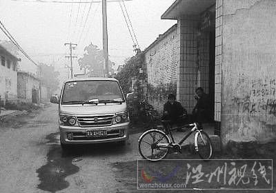 2010年10月10日,鎮干部24小時在“老上訪戶”家門口附近蹲守。韓紅濤供圖