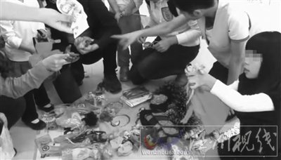 7歲女童義賣名牌包 被指史上最小富三代炫富女