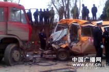 甘肅慶陽市正寧縣榆林子鎮車禍 超載幼兒園校車被撞