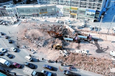 “釘子戶”占路8年被強拆 協商時鏟車開到(圖)