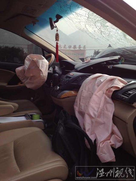車內氣囊彈出。