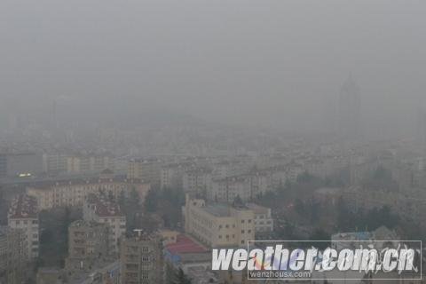 濃霧襲城 青島現(xiàn)今冬首次重度污染天