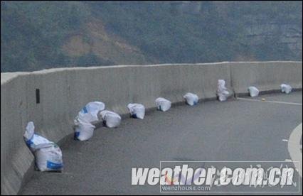 貴州氣溫驟降省道變“冰路” 15日再迎低溫雨雪