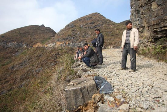 云南校車墜崖事故現(xiàn)場的簡易公路