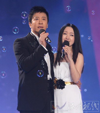 楊鈺瑩毛寧湖南衛(wèi)視晚會深情對唱 網(wǎng)友批假唱對口型 楊鈺瑩假唱