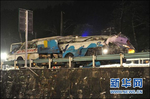 貴州客車墜橋事故死亡人數(shù)增至18人