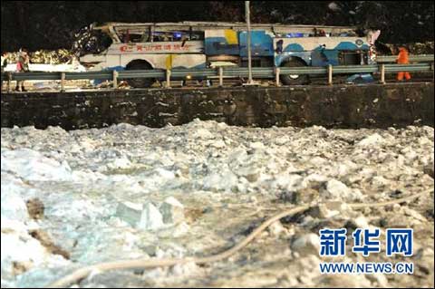 貴州客車墜橋事故死亡人數(shù)增至18人