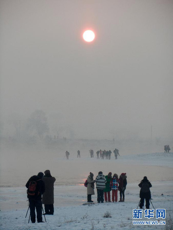 吉林霧凇島迎接新年曙光