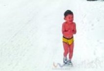 4歲裸跑弟多多本名何宜德 “鷹爸”訓練他在零下1