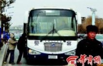 校車套牌警車 最牛套牌校車車前寫著“警察”車身寫