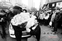 三八婦女節(jié)蘭州求婚上演浪漫大戲 蘭州西單求婚場面