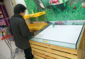 食鹽柜臺被搶購一空 食鹽柜臺被搶購一空