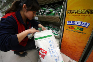 超市工作人員上貨,補充鹽丁凱攝 超市工作人員上貨,補充鹽丁凱攝