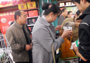 市民在超市搶購食鹽 市民在超市搶購食鹽