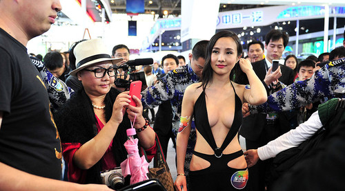 干露露車(chē)展爆奶