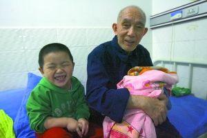 3歲的二兒子對妹妹的到來非常開心。 75歲老翁與42歲妻子