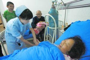 老爸 老媽 75歲老翁與42歲妻子