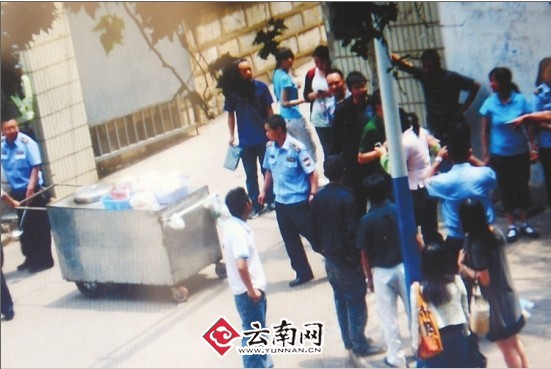 事發(fā)現(xiàn)場(chǎng)很亂(視頻翻拍) 翟劍 攝