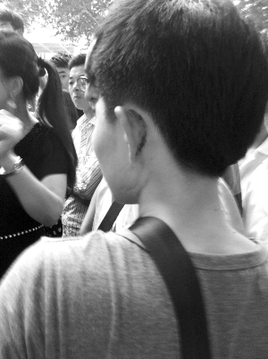 大圖：當(dāng)事老外（圈中男子）與女孩還在僵持中 微博圖片