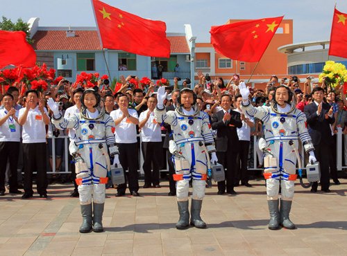 6月16日,神舟九號航天員出征儀式在酒泉衛星發射中心航天員公寓問天閣舉行。新華社記者 李剛 攝