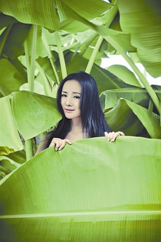 干露露&ldquo;裸照&rdquo;遭瘋傳以芭蕉葉遮身清純可愛（圖）