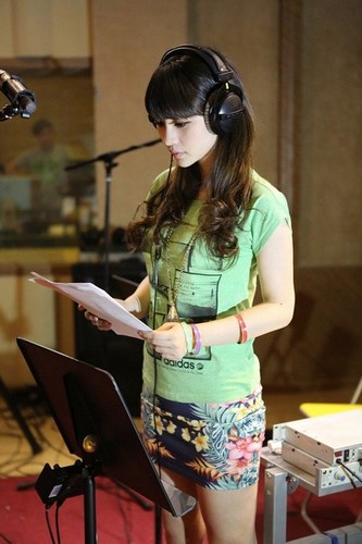 柳巖緊身短裙秀美腿