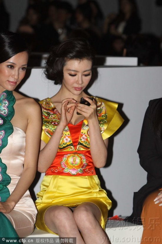 鞏新亮低胸大泄春光