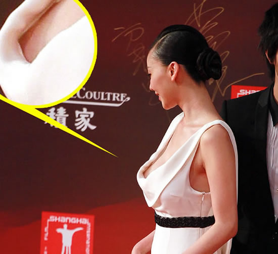 鞏新亮低胸大泄春光無碼