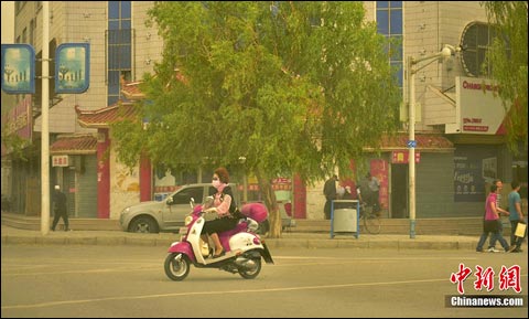 甘肅玉門出現(xiàn)入夏以來首場浮塵天氣