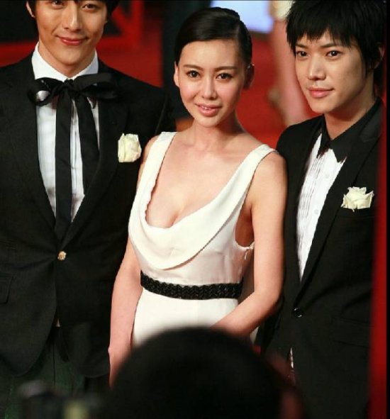 鞏新亮低胸大泄春光無碼