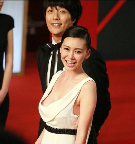 鞏新亮低胸大泄春光無碼