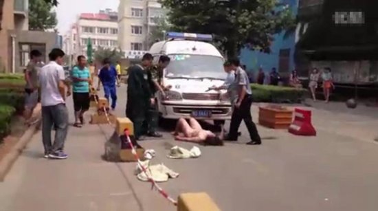 女版藥家鑫張彥撞人后脫衣阻攔救護車