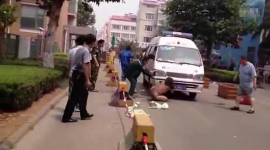 女版藥家鑫張彥撞人后脫衣阻攔救護車