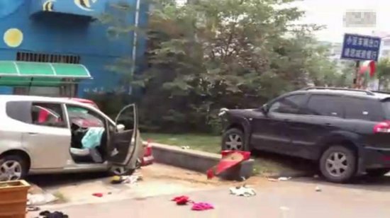 女版藥家鑫張彥撞人后脫衣阻攔救護車