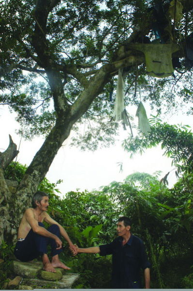 吳會周在樹上住久了,與人交流很困難,常常答非所問。 吳會周在樹上住久了,與人交流很困難,常常答非所問。