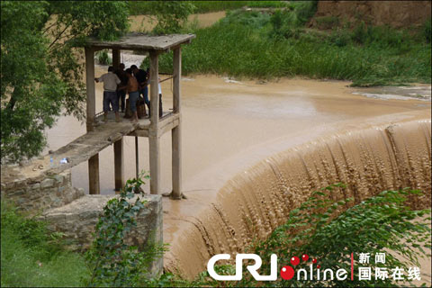 陜西暴雨致8萬多人轉移 工人宿舍被沖毀2死1傷